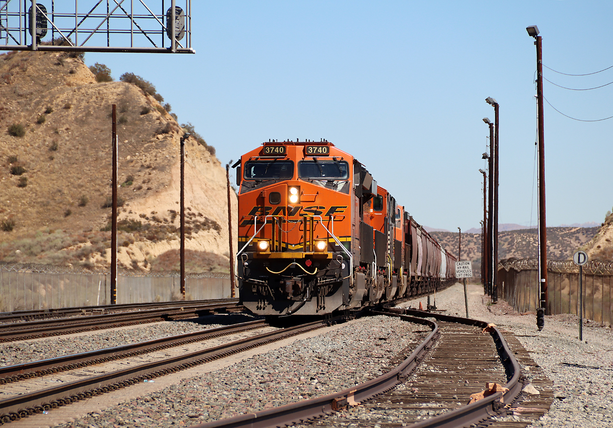 Und schon wieder erscheint ein westwärts fahrender Güterzug auf der Passhöhe. Der Fotostandort ist beim Strassenübergang auf dem 'Summit'. Cajon Pass, CA, 21.9.2022