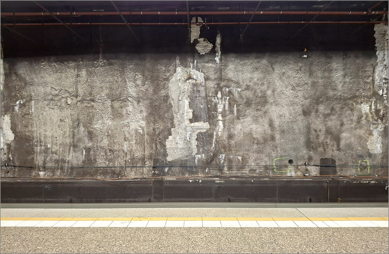 Ungesch�nter Sichtbeton - 

So sehen momentan die Hintergleisw�nde im U-Bahnhof Hauptbahnhof der U1 und  U2 in M�nchen aus. Der U-Bahnhof soll bis 2034 saniert werden und ein anderes Erscheinungsbild erhalten. 

20.02.2026 (M)