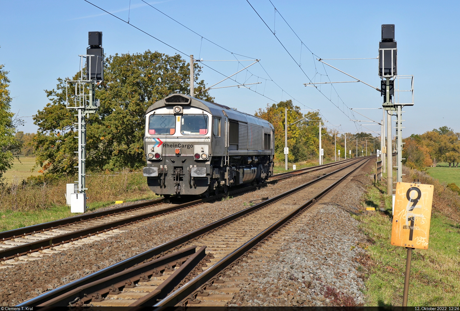 Unmittelbar vor der Saalebrücke bei Schkopau brummt 266 061-1 (DE 61 | EMD JT42CWR) als Tfzf Richtung Merseburg Hbf.

🧰 RheinCargo GmbH & Co. KG
🕓 12.10.2022 | 12:26 Uhr