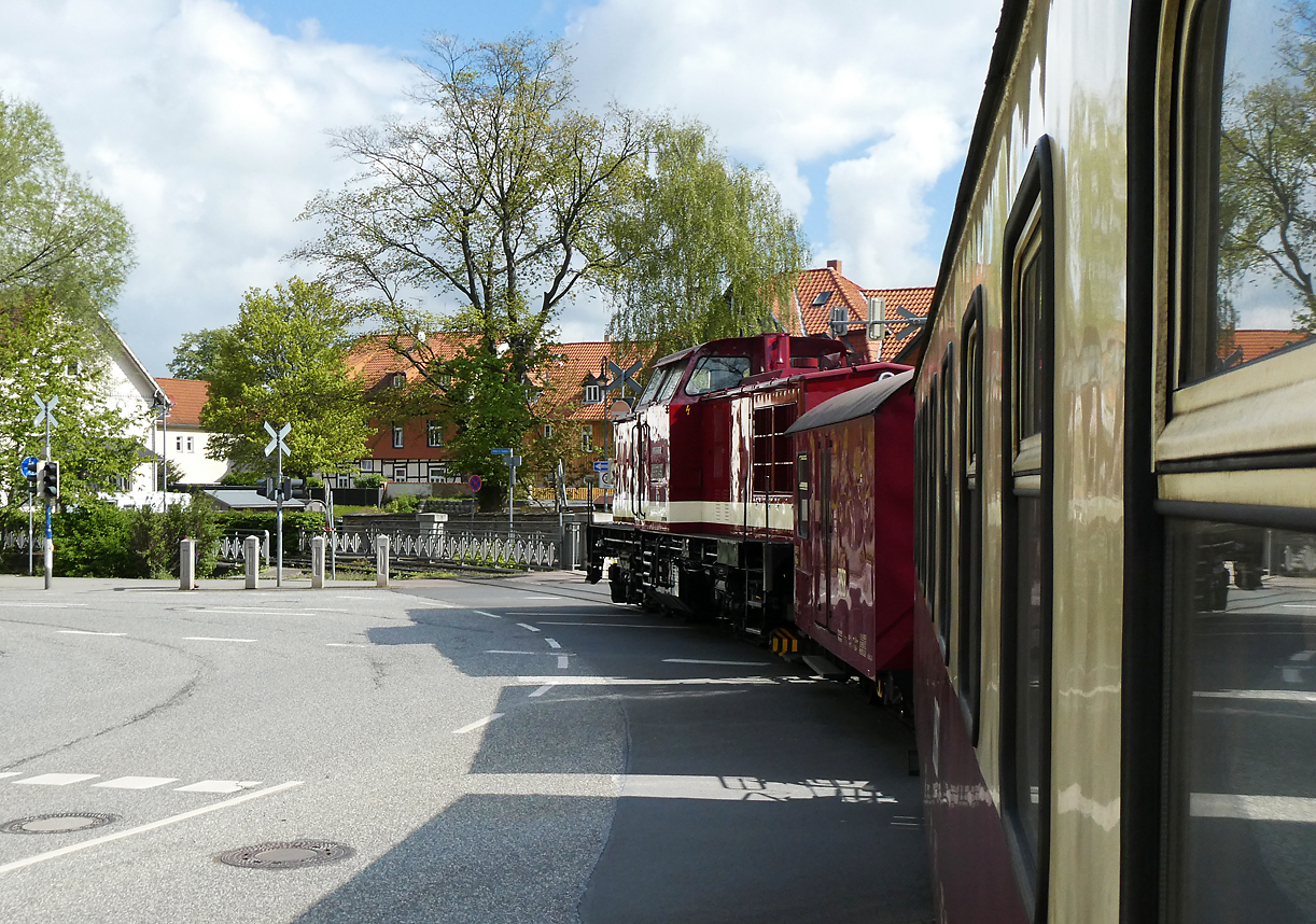Unser Dieselzug nach Wernigerode ist bald am Ziel, hier überfährt er die grosse Strassenkreuzung beim Bahnhof Westerntor. Wernigerode, 18.4.2024