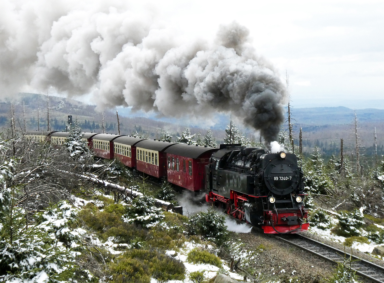 Unser talwärts fahrender Dampfzug fuhr bei der Ausweichstelle Bahnhof Goetheweg in das Kopfgleis, was uns eine ideale Fotostelle für den bergwärts fahrenden Kreuzungszug mit seiner imposanten Dampfwolke bot. Brocken, 17.4.2024
