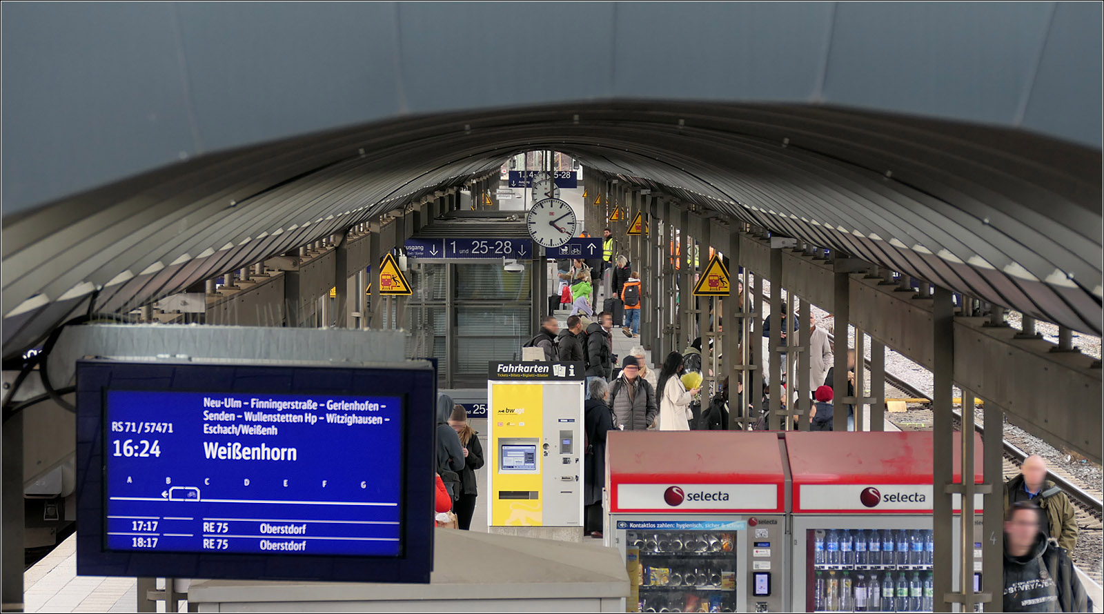 Unter dem Bahnsteigdach - 

... warten die Reisende auf ihre Züge.

Ulm Hbf, 21.02.2024 (M)