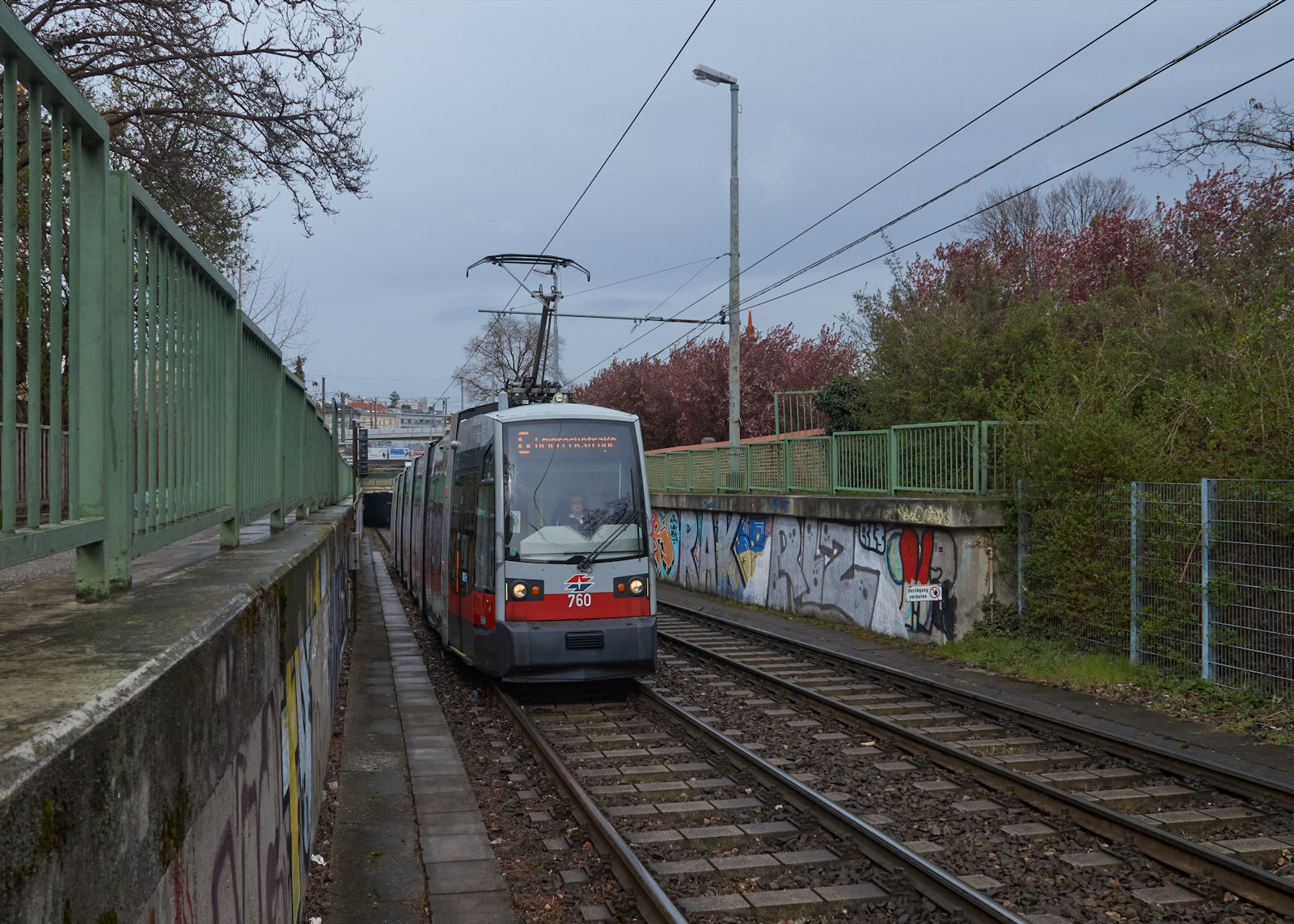 Unter dem G�rtel verkehrt die Wiener Linie 6 teilweise als Unterpflasterstra�enbahn. Am 05.04.2022 verlie� B1 760 auf dem Weg zur Geiereckstra�e gerade den Tunnelabschnitt und f�hrt in die Haltestelle Kn�llgasse ein. Standort des Fotografen war der Haltestellenbereich. 