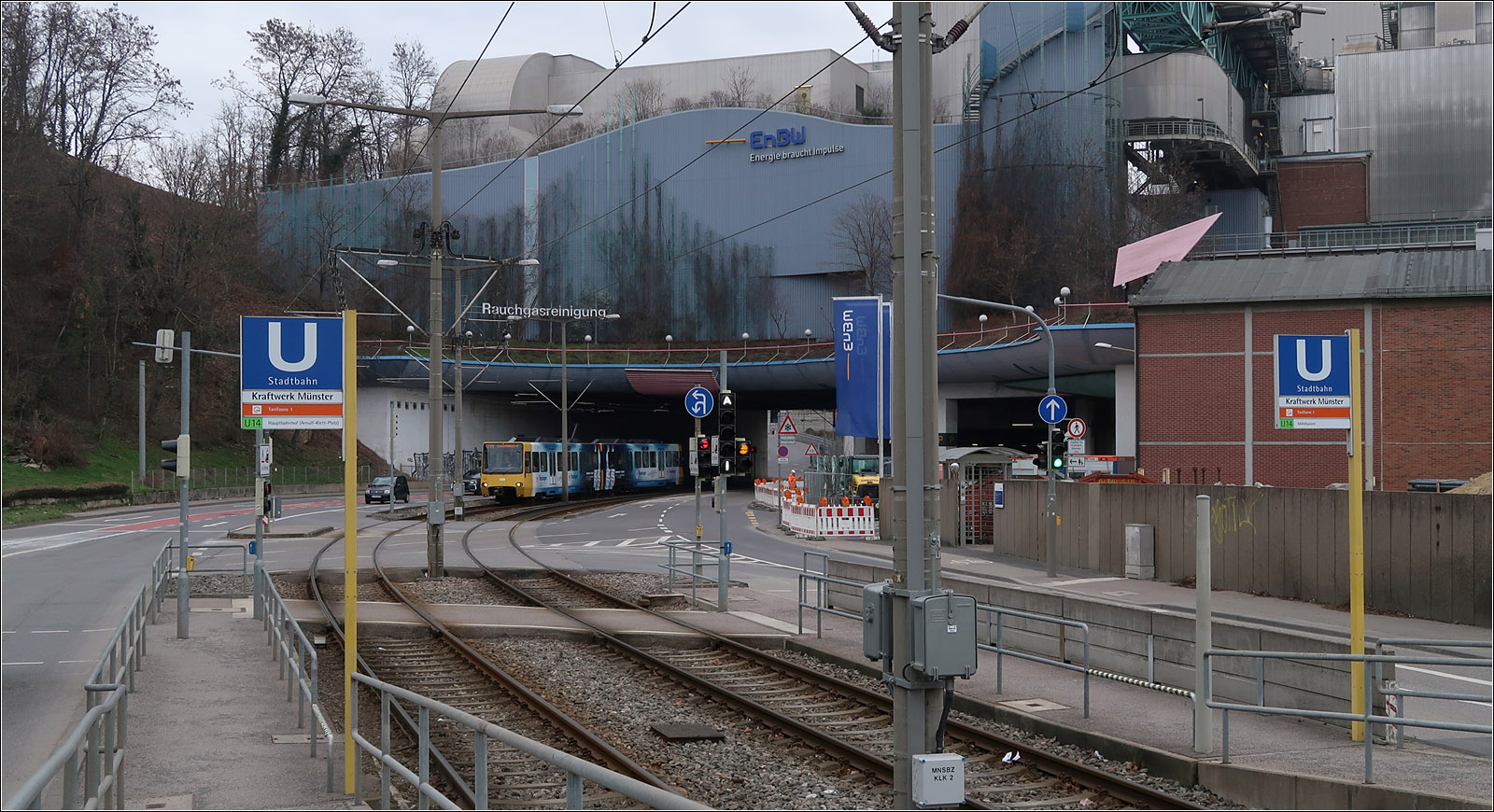 Unter dem Kraftwerk - 

Eine Bahn der Linie U14 unterfährt das Kraftwerk Münster und gleich die gleichnamige Haltestelle erreichen.

28.02.2023 (M)
