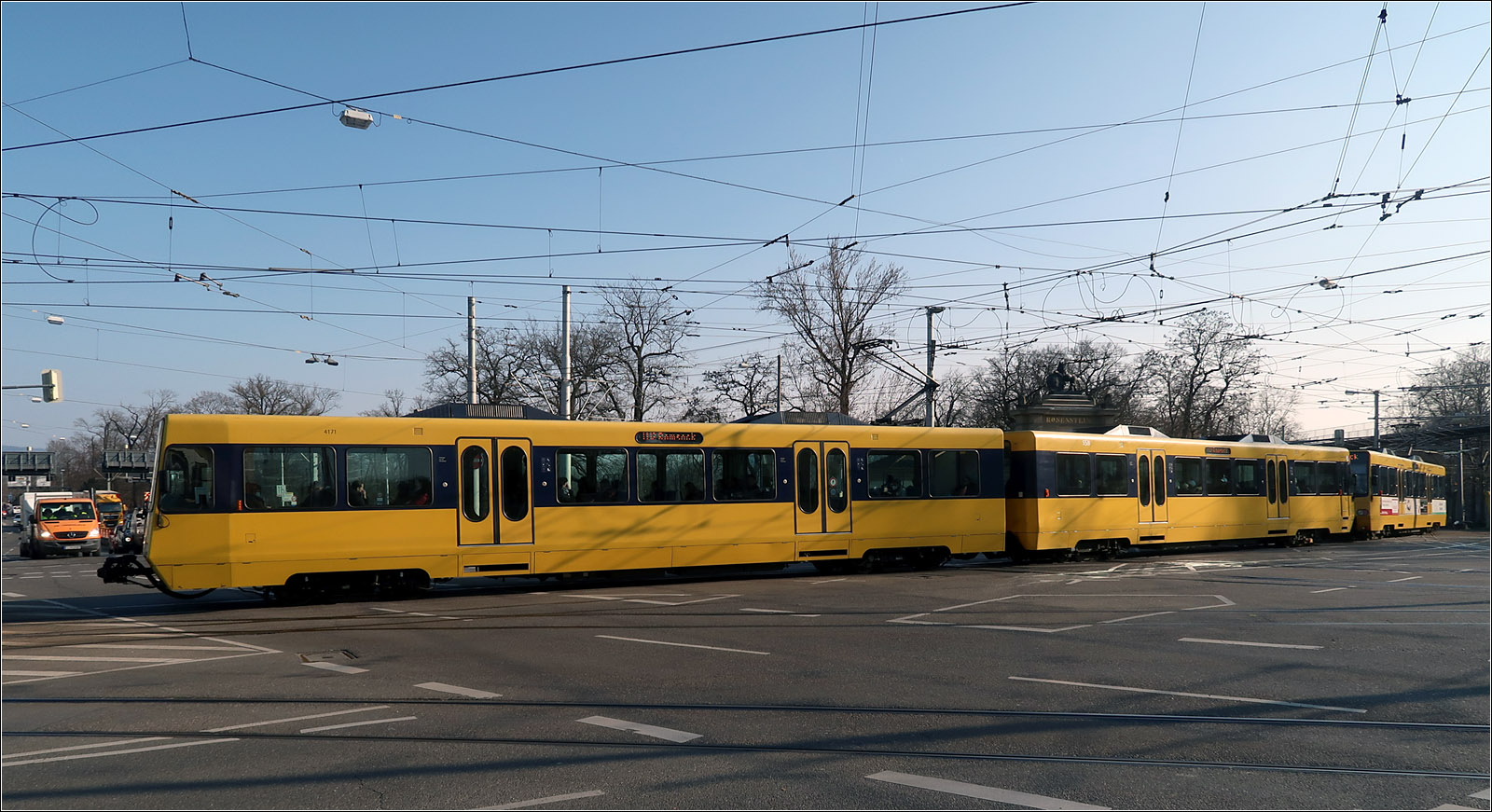 Unter einem Spinnennetz - 

... aus Oberleitungen überquert ein Zug der der Linie U12 die große Asphaltfläche der Straßenkreuzung am Löwentor. Das Design der älteren Stuttgarter Stadtbahnzüge aus den 1980iger Jahre kann sich immer noch sehen lassen.

01.03.2023 (M)