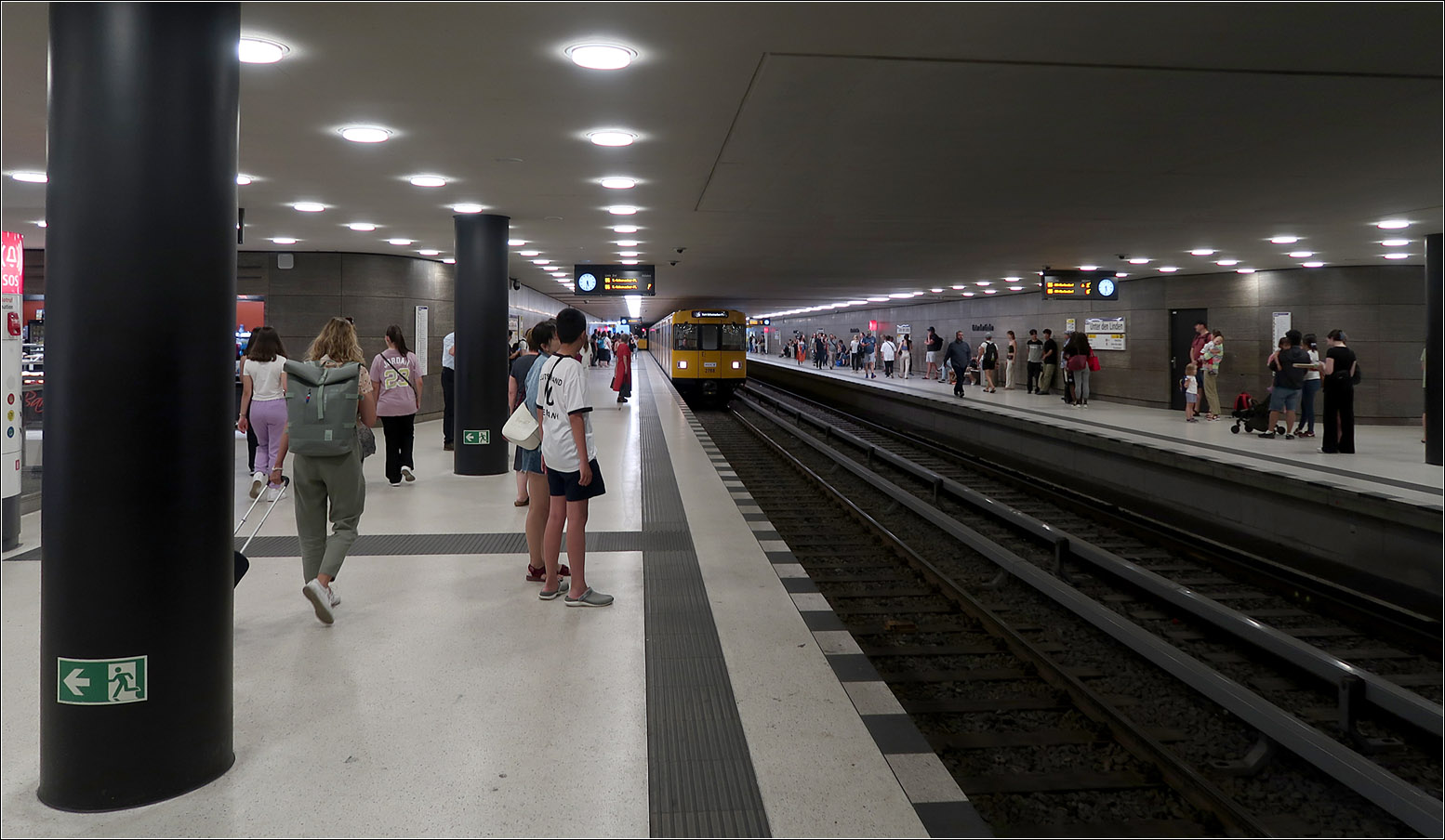 Unter den Linden - Drei neue U-Bahnhöfe in Berlin -

Blick in die direkt unter der Straßenoberfläche liegende neue Station der U6 mit Seitenbahnsteigen. Die neue U6-Station ersetzt den etwas weiter südlich liegenden U-Bahnhof Französische Straße um kurze Umsteigewege zur U5 zu ermöglichen. Für den Bau der Kreuzungsstation wurde die U6 vom Juni 2012 bis November 2013 in diesem Bereich unterbrochen.

Auf dem Gehweg der Friedrichstraße gibt es Entrauchungsklappen falls in der Station ein Brand ausbrechen sollte, diese können bis zu 10 Tonnen schwere LKWs anheben.

13.07.2023 (M)