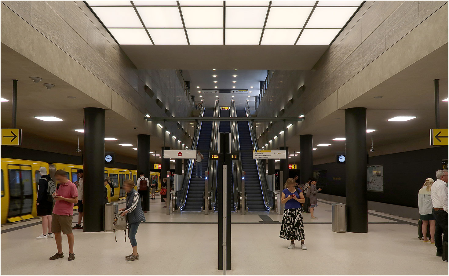 Unter den Linden - Drei neue U-Bahnhöfe für Berlin - 

Blick in die U5-Bahnsteigebene im Bereich unterhalb der U6. Über die Rolltreppen gelangt man hinauf zur U6. 
An der Lichtdecke und den schwarzen Rundstützen kann man eine Ähnlichkeit zur benachbarten Station Brandenburger Tor erkennen, die ebenfalls von Hentschel/Oestreich gestaltet wurde.

13.03.2023 (M)