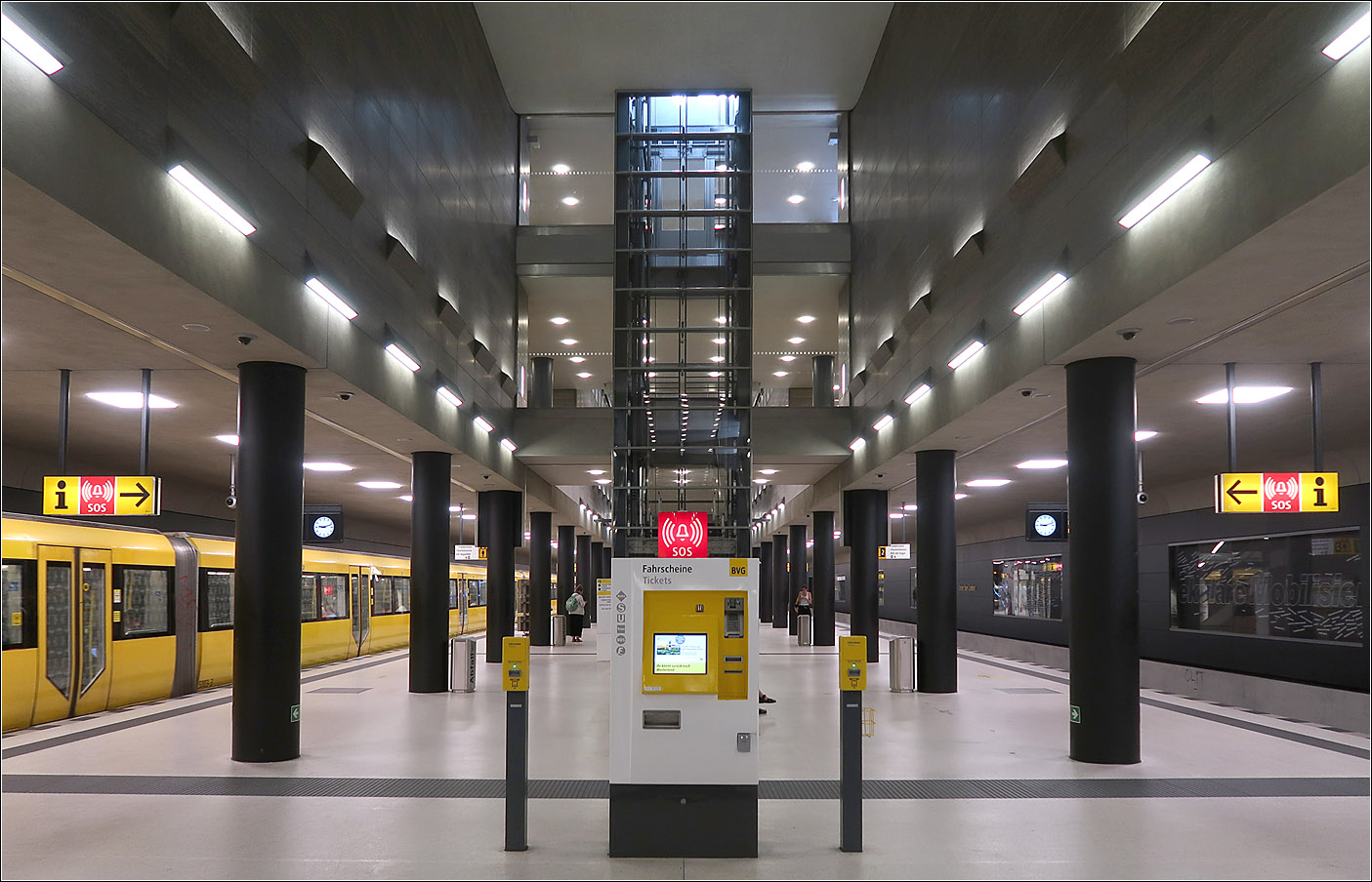 Unter den Linden - Drei neue U-Bahnhöfe für Berlin - 

Aufgrund ihrer großen Höhenentwicklung vor allem in der östlichen Bahnhofshalle finde ich diese Station räumlich am Interessantesten, wobei jeder der neuen Stationen sehr gelungen sind.
Man sieht es dem U-Bahnhof nicht an, dass auch hier die Gleisbereiche zusammen mit den Streckentunnel zwischen dem U-Bahnhof Rotes Rathaus und Brandenburger Tor mit einer Tunnelbohrmaschine aufgefahren wurden. Nach der Schildfahrt wurde die eigentliche Station in der Schlitzwand und Deckelbauweise und die Tübbings der beiden Gleisröhren wurden wieder entfernt.

13.03.2023 (M)