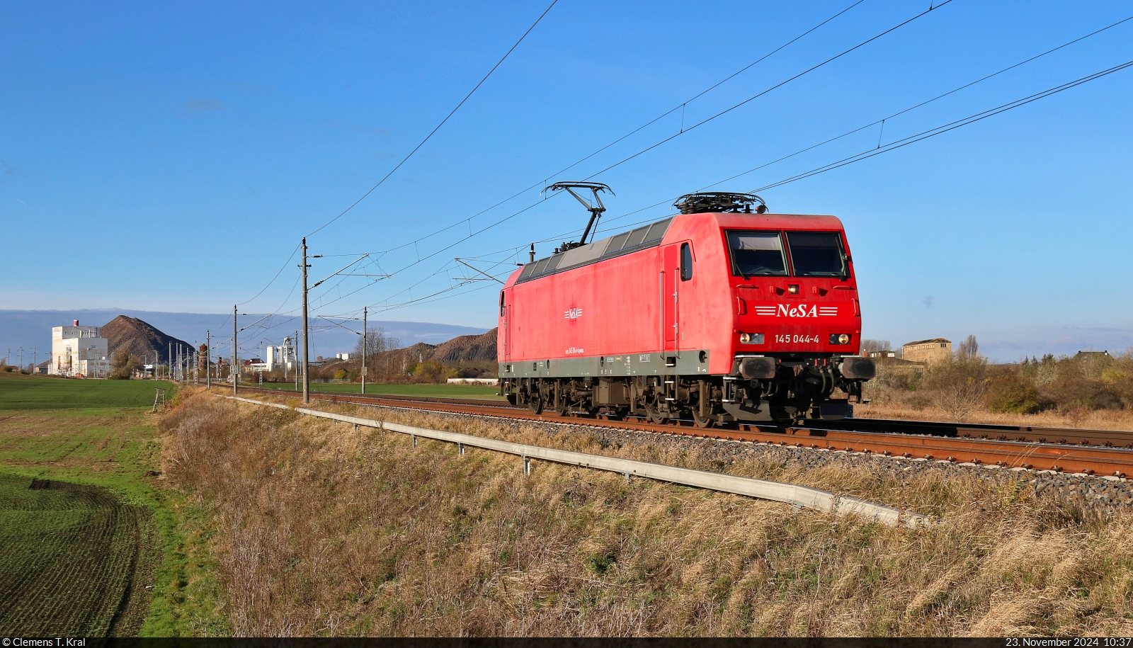 Unter neuem Eigentümer rollt 145 044-4 als Tfzf bei Eisdorf (Teutschenthal) Richtung Halle Rosengarten.

🧰 Eisenbahn-Betriebsgesellschaft Neckar-Schwarzwald-Alb mbH (NeSA)
🕓 23.11.2024 | 10:37 Uhr