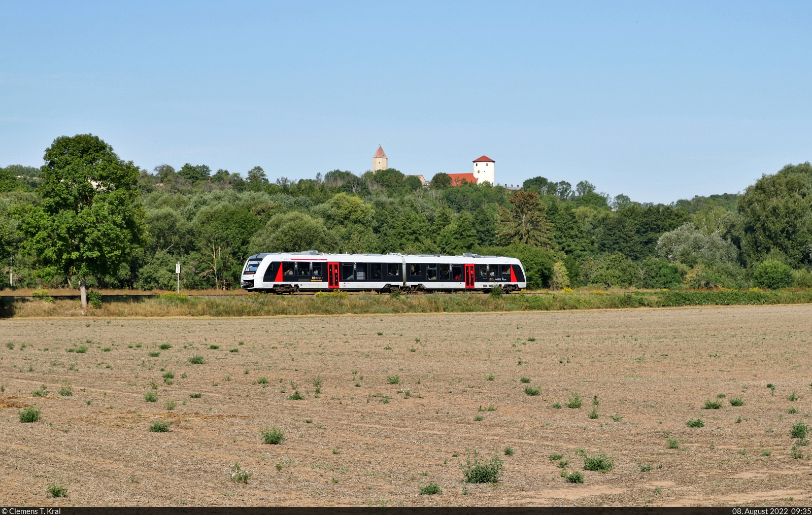 Unterhalb der Burg Freckleben nimmt ein gut gefüllter 1648 (Alstom Coradia LINT 41) Kurs auf Sandersleben(Anh).

🧰 Abellio Rail Mitteldeutschland GmbH
🚝 RE 75707 (RE4) Halberstadt–Halle(Saale)Hbf
🕓 8.8.2022 | 9:35 Uhr