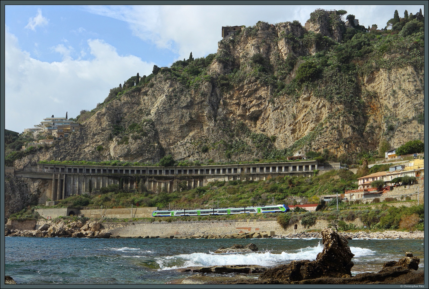 Unterhalb von Taormina rollt am 24.02.2024 ein Hitachi Blues HTR 412 entlang der Ostküste Siziliens. 