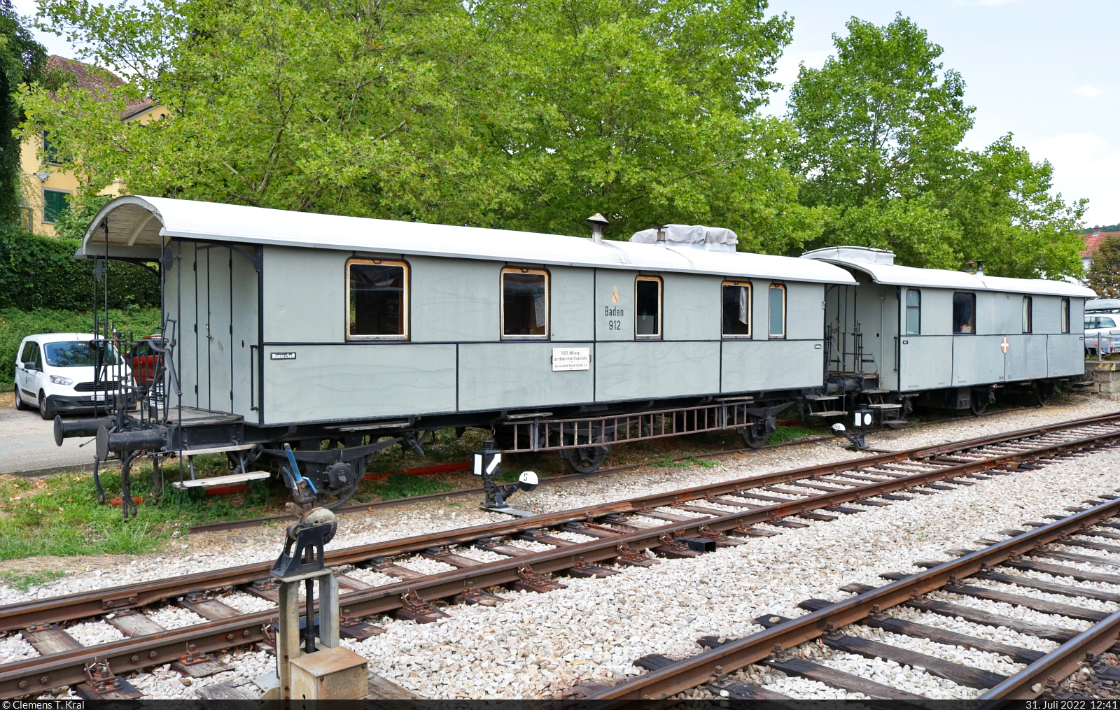 Unterwegs mit der Kandertalbahn
Mannschaftswagen  Baden 912  und Arztwagen  Baden 904  (Baujahr 1909) stehen im Bahnhof Kandern. Sie waren damals Teil von Hilfszügen der Badischen Staatsbahn.

🧰 Kandertalbahn e.V. | Zweckverband Kandertalbahn
🕓 31.7.2022 | 12:41 Uhr