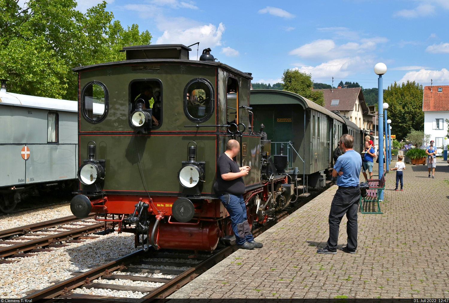 Unterwegs mit der Kandertalbahn
Noch ist etwas Zeit bis zur Abfahrt des  Chanderli  nach Haltingen. Der Lokführer der Lok 30 (Cn2 Gt 33.12 | preußische T3) steht noch draußen und unterhält sich mit einem Eisenbahnfreund – einem Hallenser, wie ich später herausbekommen habe.

🧰 Kandertalbahn e.V. | Zweckverband Kandertalbahn
🚝 P3 Kandern–Haltingen
🕓 31.7.2022 | 12:47 Uhr