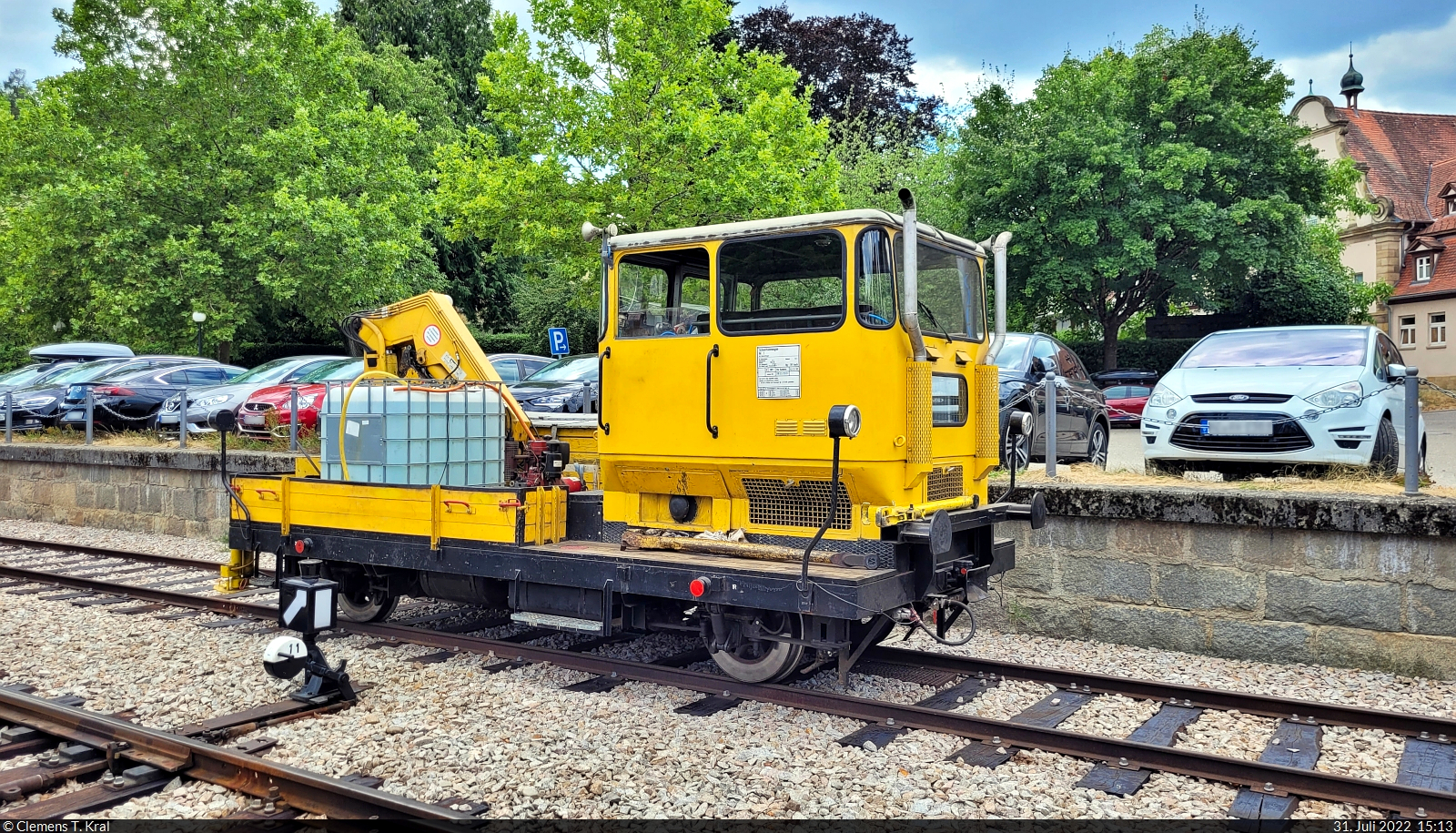 Unterwegs mit der Kandertalbahn
Zurück im Bahnhof Kandern: Schwerkleinwagen Nr. 1 (Bauart Klv 53) hat seine Brand-Kontrollfahrt hinter dem Dampfzug absolviert und wird die Runde nach Haltingen und retour heute noch einmal drehen.

🧰 Kandertalbahn e.V. | Zweckverband Kandertalbahn
🕓 31.7.2022 | 15:13 Uhr