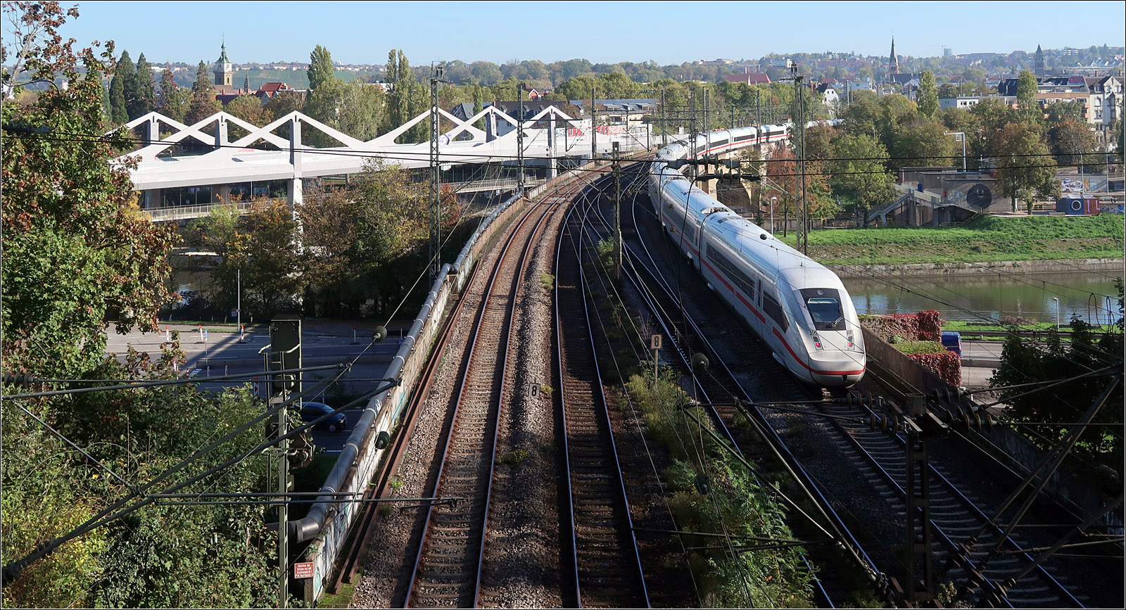 Unterwegs in Richtung München - 

... ist dieser ICE 4 auf der Neckarbrücke in Stuttgart-Bad Cannstatt.

27.10.2022 (M)
