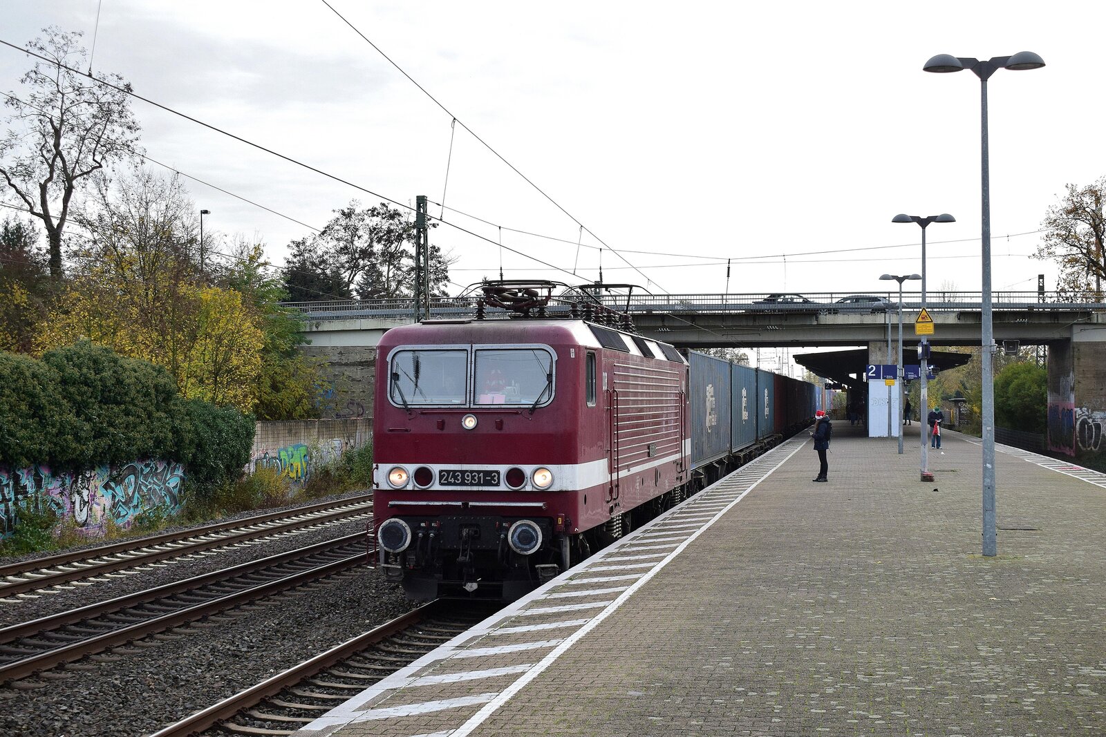 Unverhofft kommt oft. Überraschend kam 143 931 mit einem Containerzug über die S-Bahngleise von Düsseldorf nach Duisburg durch Angermund gefahren.

Angermund 26.11.2022