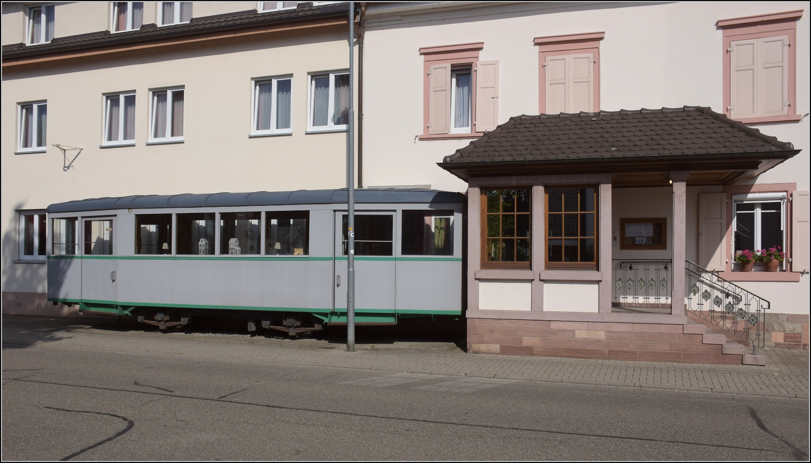Unweit vom Bahnhof Kork ist am Hotel Hirsch ein zweiachsiger Schmalspurbeiwagen aufgestellt. Vermutlich handelt sich es um ein Relikt der Mittelbadischen Eisenbahn. August 2022.