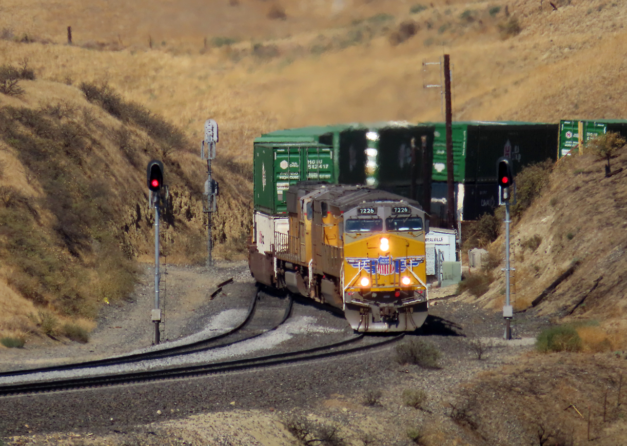 UP-Containerzug hat soeben den Tunnel 2 verlassen und befährt den doppelspurigen Abschnitt in Richtung Tehachapi. Caliente, CA, 28.9.2022