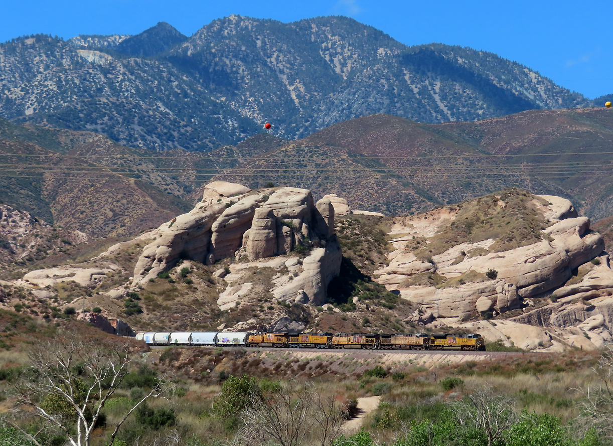 UP-Zug mit Getreidewagen in der Sullivan's Curve auf der Südseite des Cajon Passes. Cajon Pass, CA, 23.9.2022