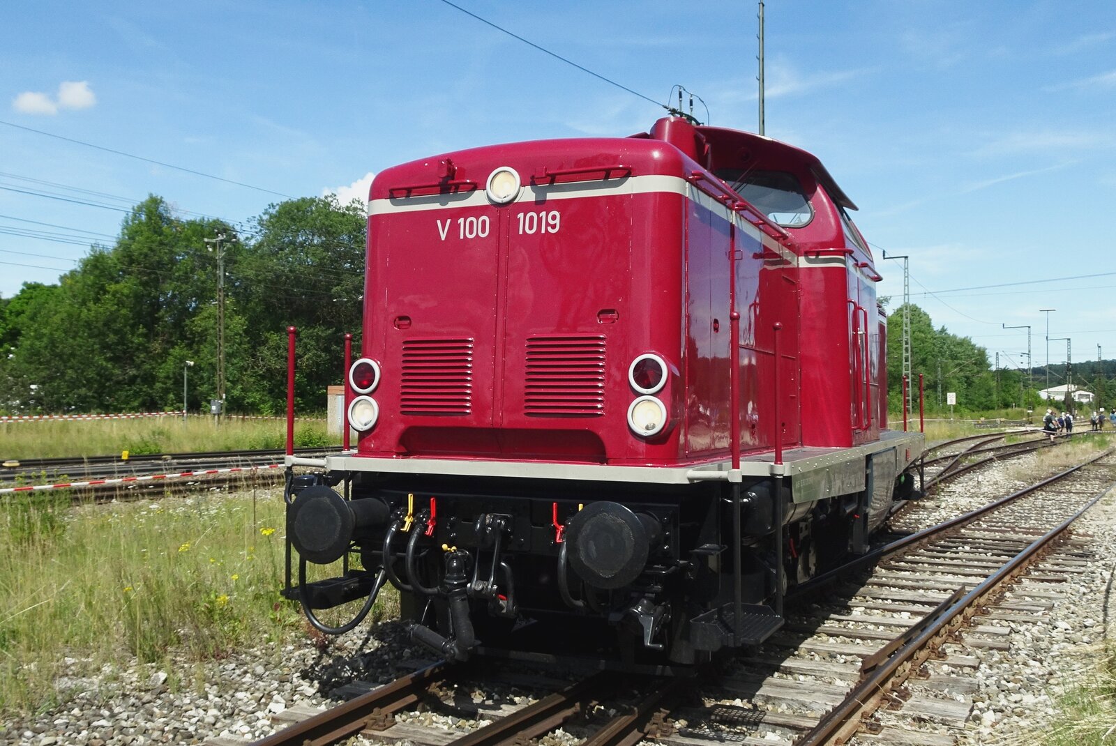 V 100 1019 steht am 9 Juli 2022 in Amstettem (Württemberg). Das Bild wurde vom offenbarer Platz gemacht.