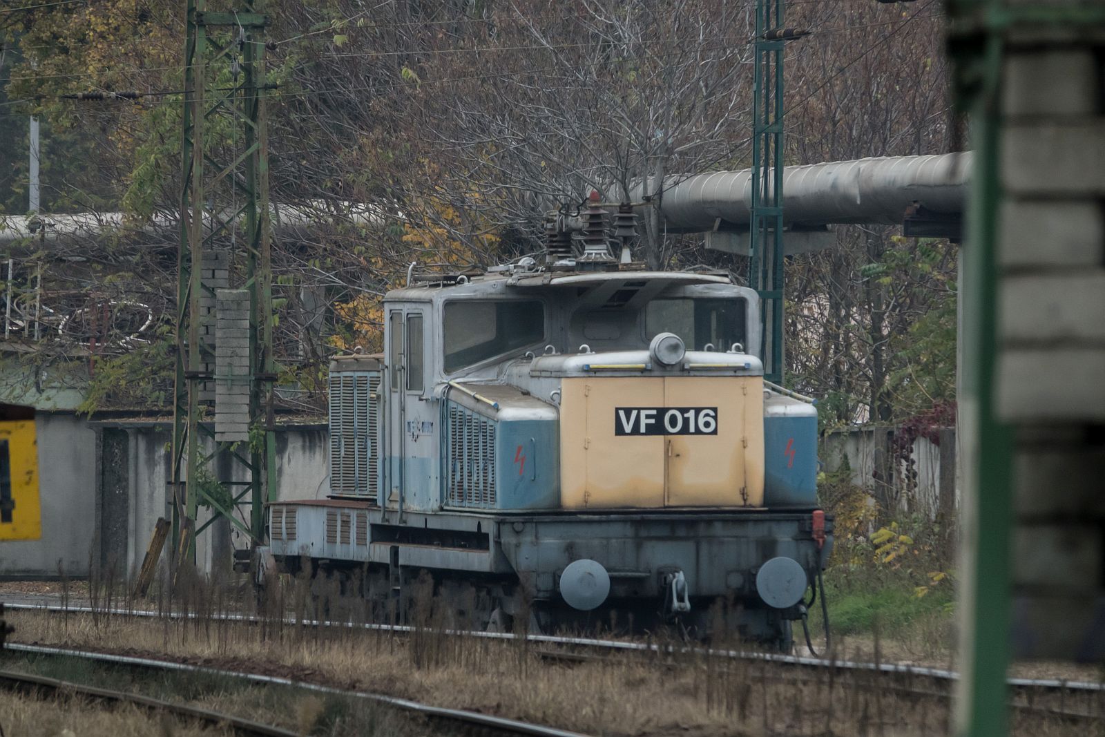 V42 516 (VF 016) Heizungsmaschiene beim Bahnhof Pécs. Die Aufnahme habe ich entfernt von den Schienen in November 2020 gemacht.