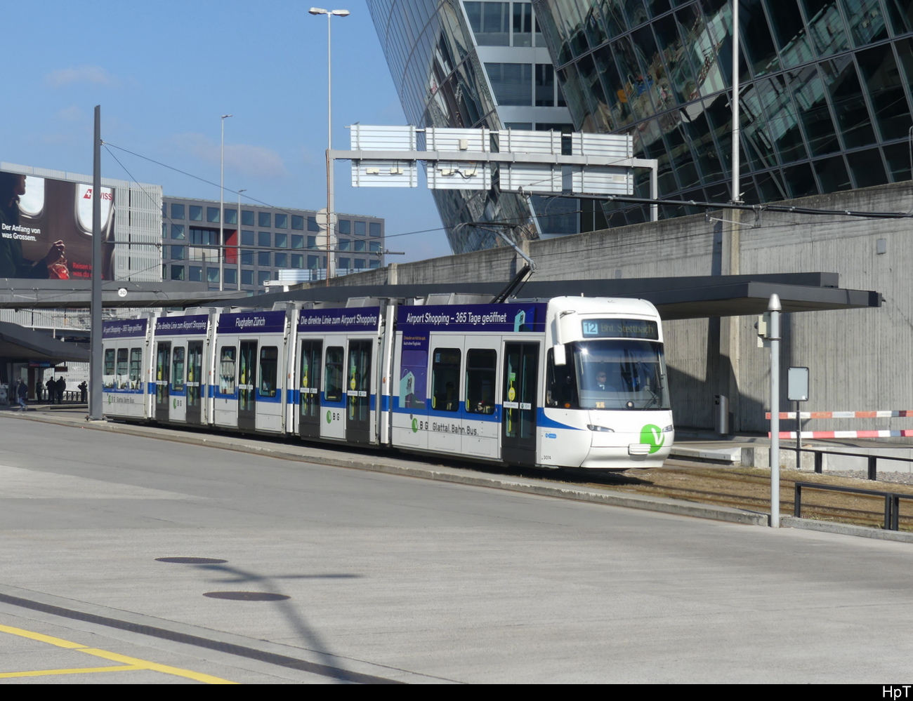 VBG - Tram Be 5/6 3074 unterwegs auf der Linie 12 bei der Haltestelle vor dem Flughafen Zürich am 12.02.2023