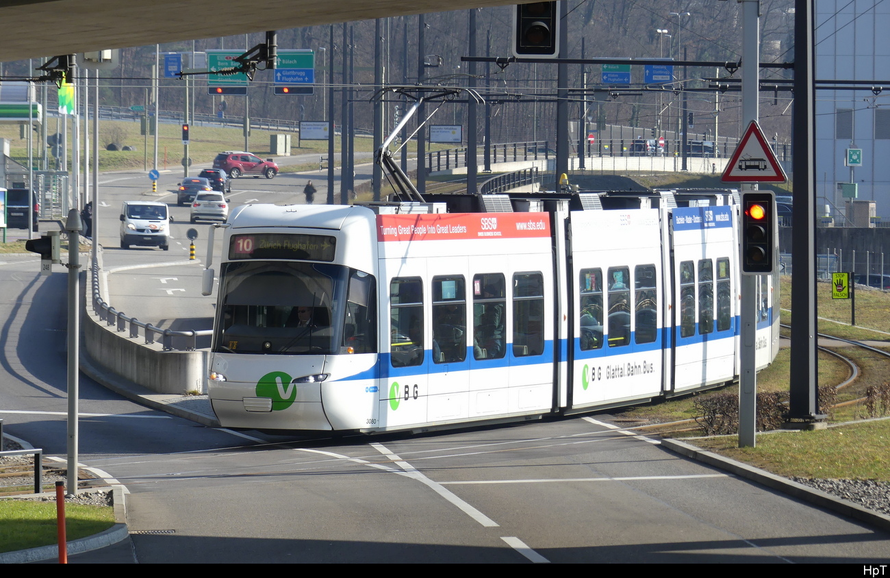 VBG - Tram Be 5/6 3080 unterwegs auf der Linie 10 bei der Haltestelle vor dem Flughafen Zürich am 12.02.2023