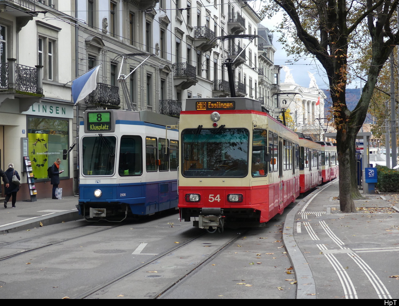 VBZ + Forchbahn - Be 4/8  2106 unterwegs auf der Linie 8 neben dem Be 4/4 54 beim Bhf. Zürich Satdelhofen am 11.11.2023