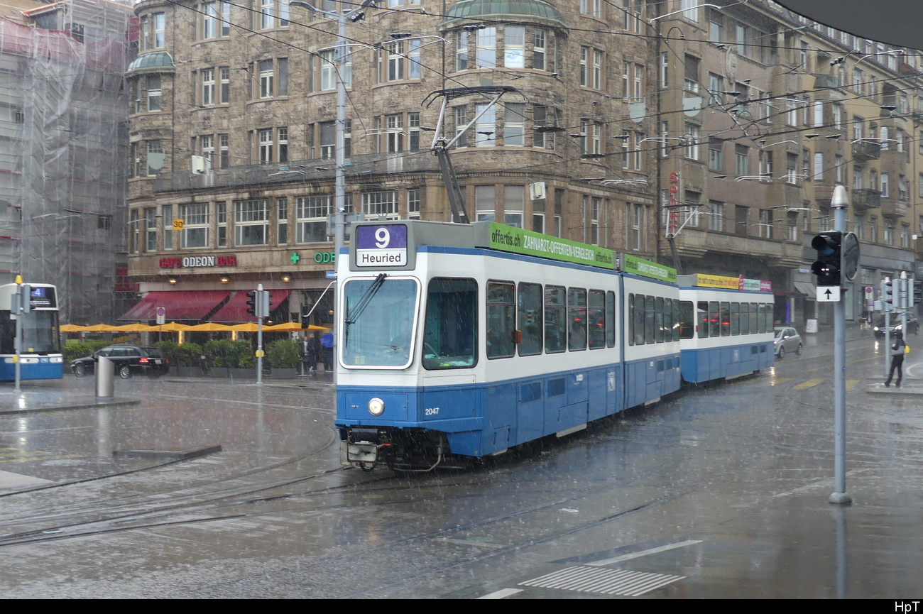 VBZ - Be 4/6 2047 + Be 2.4 unterwegs auf der Linie 9 im Gewitterregen in der Stadt Zürich am 29.04.2023
