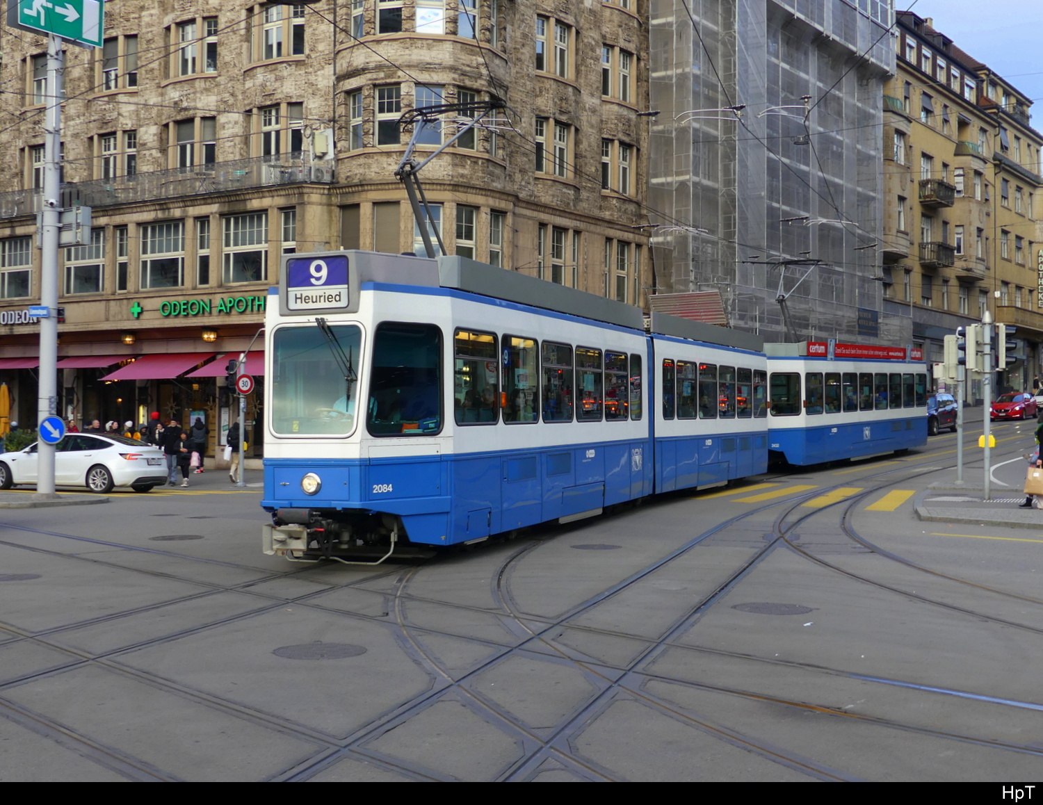 VBZ - Be 4/6 2084 + Be 2/4  2432 unterwegs auf der Linie 9 bei der Haltestelle Bellevue  in Zürich am 2024.12.21