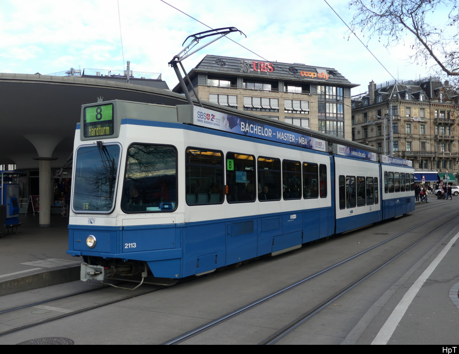 VBZ - Be 4/8 2113 unterwegs auf der Linie 8 in Zürich am 2024.12.21