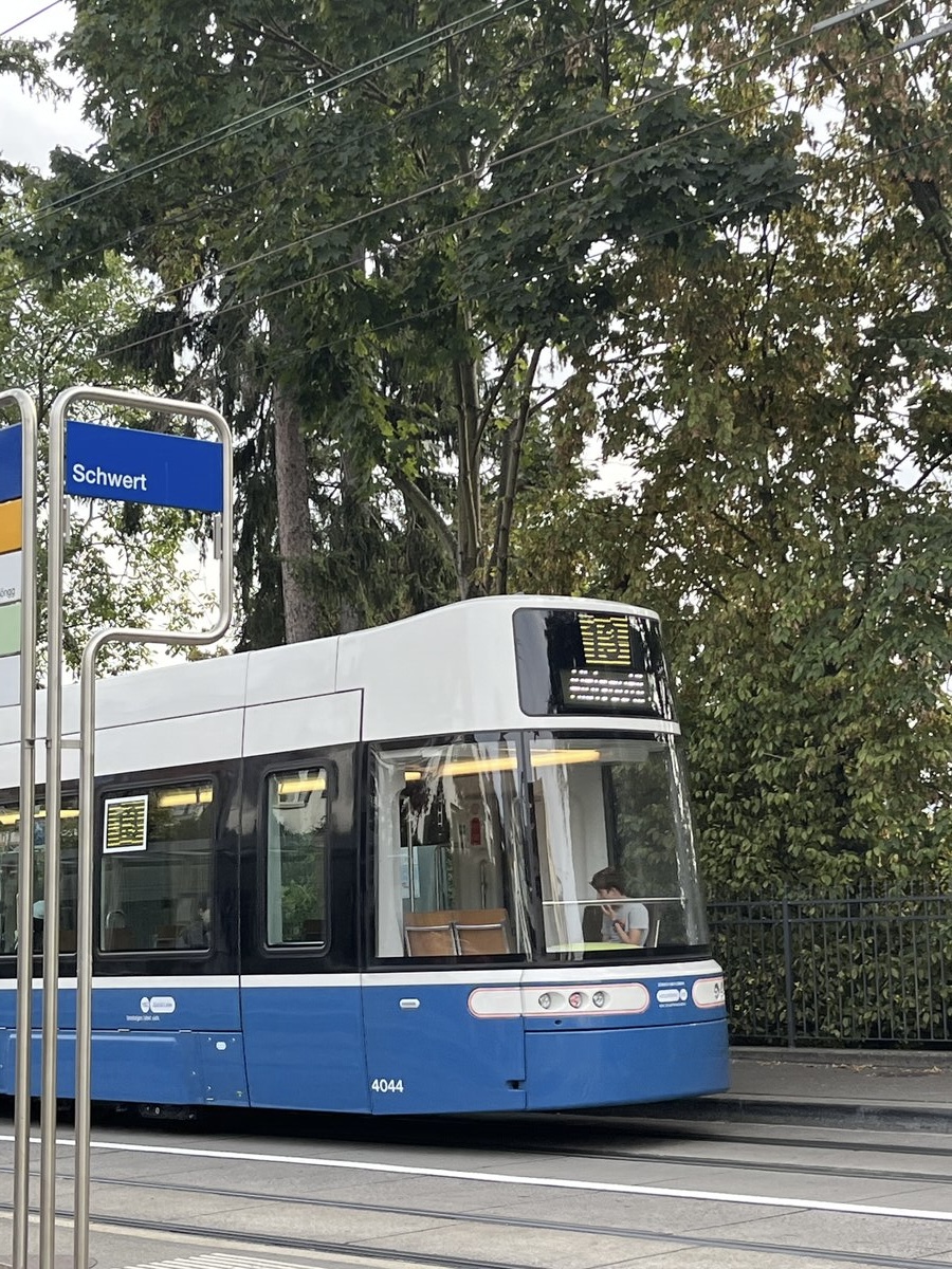 VBZ - Bombardier Flexity Be 6/8 Nr. 4044 unterwegs auf der Linie 13 am 30.September.2023 an der Haltestelle Schwert