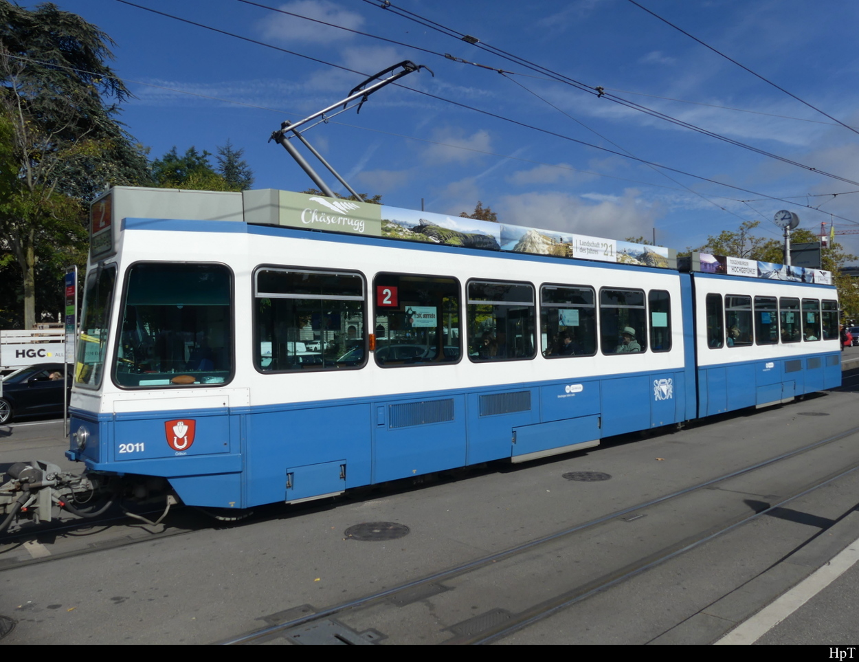 VBZ - Tram  Be 4/6 2011 unterwegs auf der Linie 2 in der Stadt Zürich am 04.10.2022