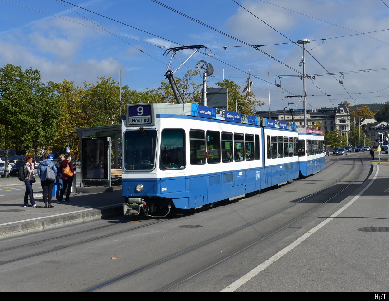 VBZ - Tram Be 4/6 2019 unterwegs auf der Linie 9 in der Stadt Zürich am 04.10.2022