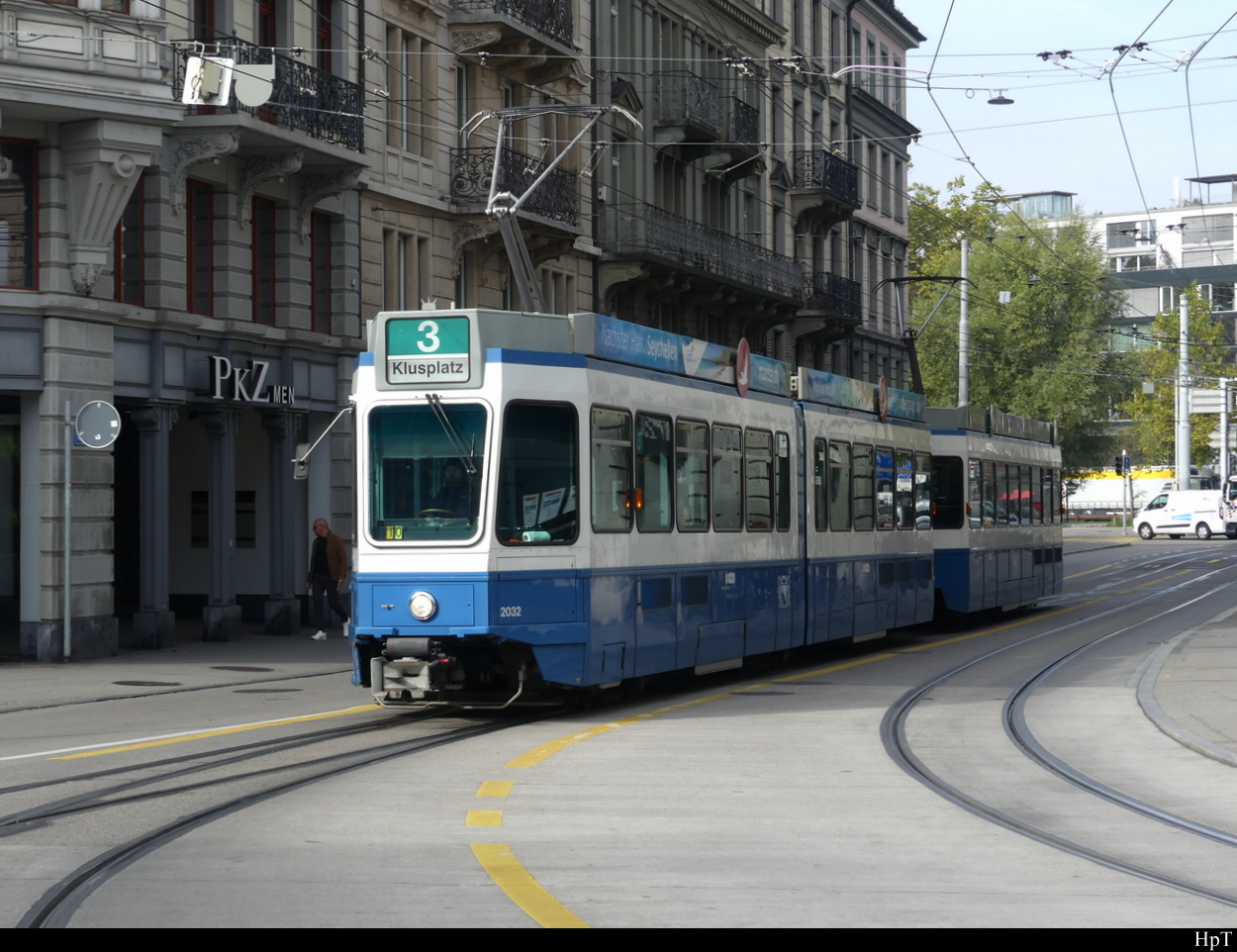VBZ - Tram Be 4/6 2032 unterwegs auf der Linie 3 in der Stadt Zürich am 04.10.2022