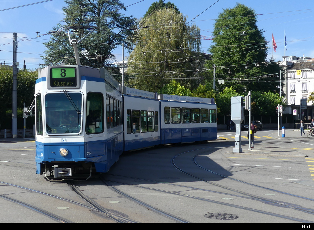 VBZ - Tram Be 4/8 2107 unterwegs auf der Linie 8 in der Stadt Zürich am 04.10.2022