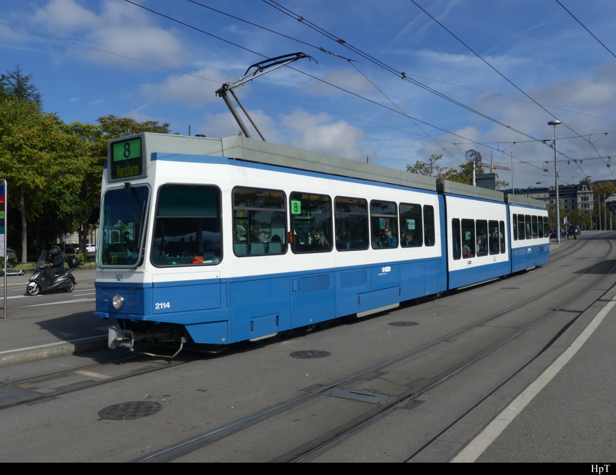 VBZ - Tram Be 4/8 2114 unterwegs auf der Linie 8 in der Stadt Zürich am 04.10.2022