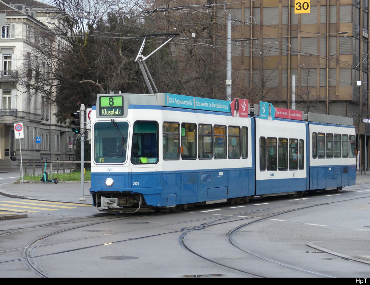 VBZ - Tram Be 4/8 2101 unterwegs auf der Linie 8 am 15.01.2023