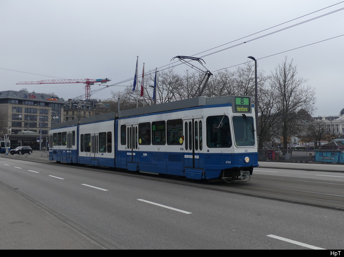VBZ - Tram Be 4/8 2114 unterwegs auf der Linie 8 in Zürich am 17.12.2023