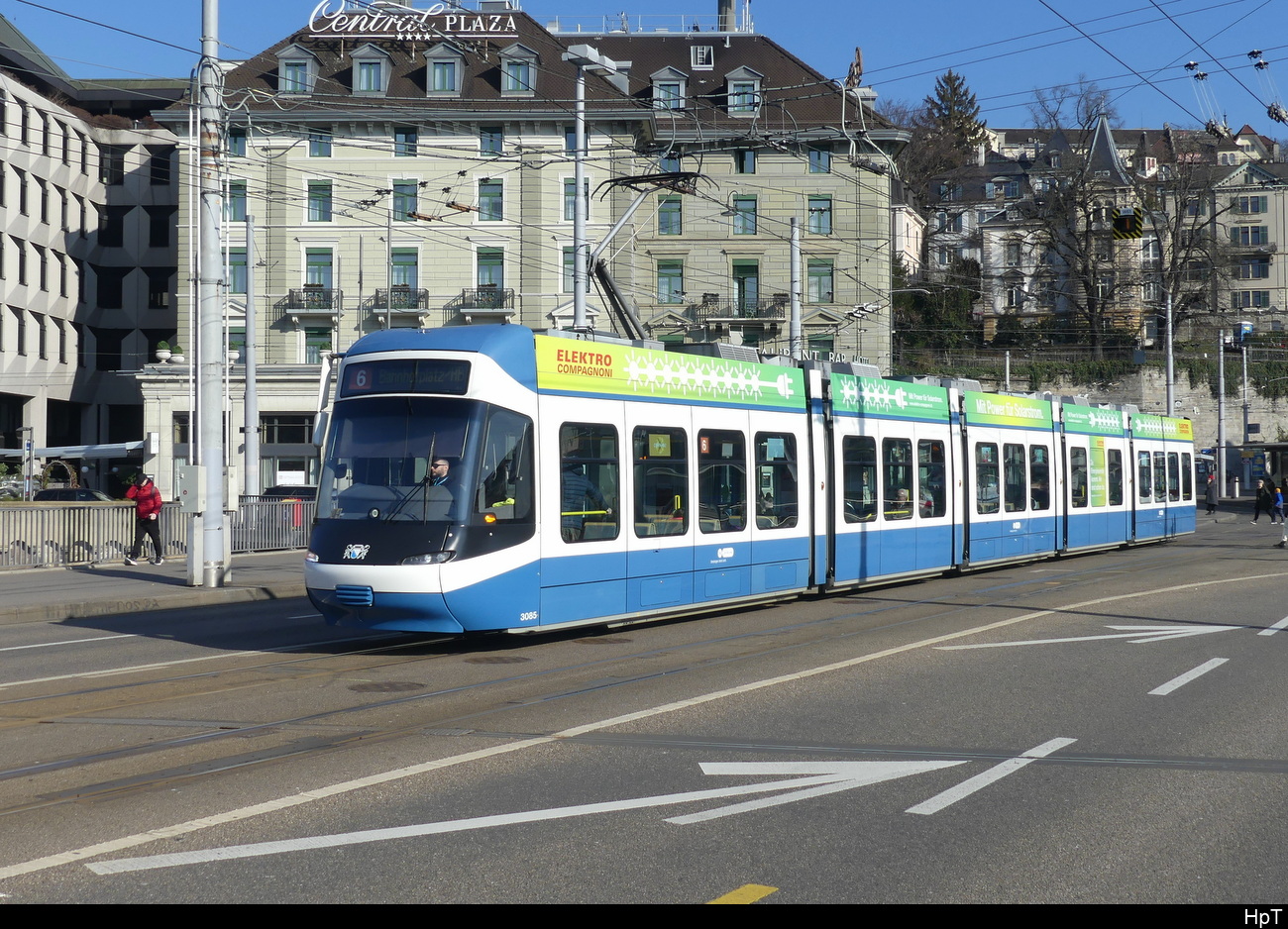 VBZ - Tram Be 5/6 3085 unterwegs auf der Linie 6 in der Stadt Zürich am 12.02.2023