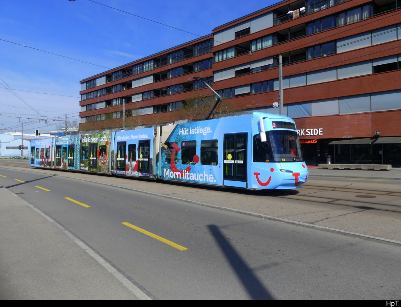 VBZ - Tram Be 5/6  3032 unterwegs auf der Linie 2 in Schlieren am 10.04.2023