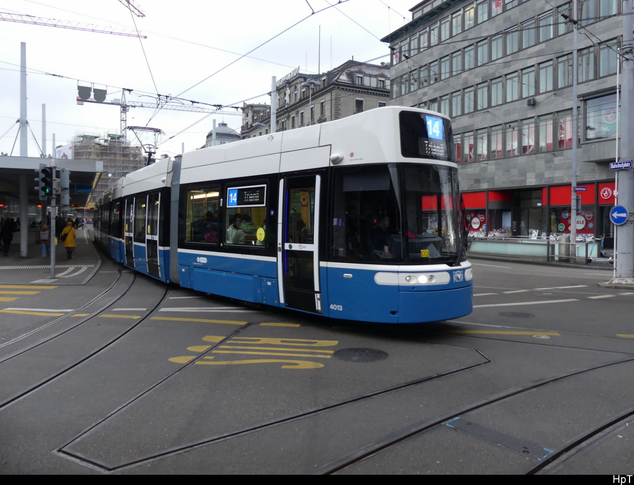 VBZ - Tram Be 6/8  4013 unterwegs auf der Linie 14 am 22.01.2023
