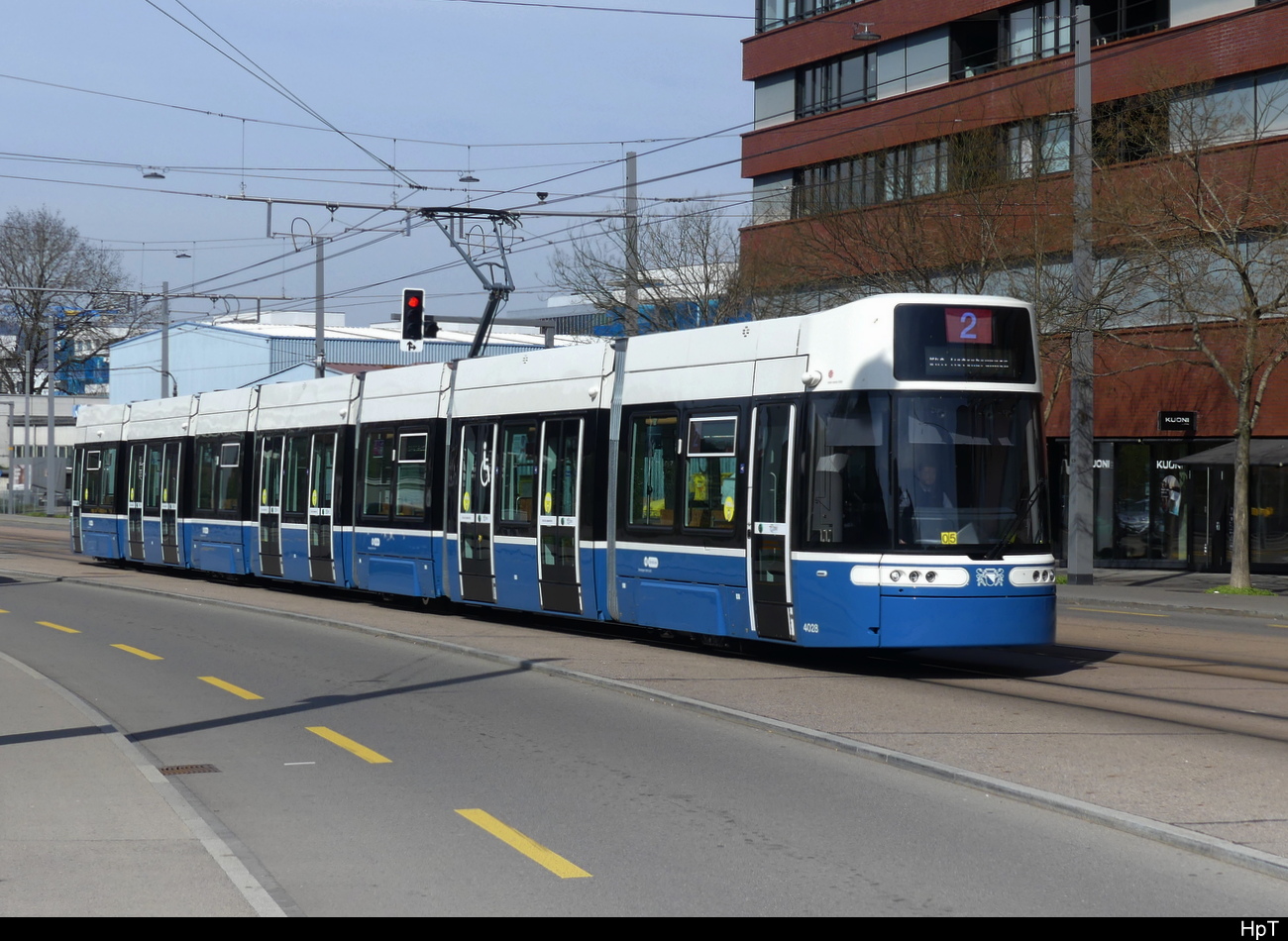 VBZ - Tram Be 6/8 4028 unterwegs auf der Linie 2 in Schlieren am 10.04.2023