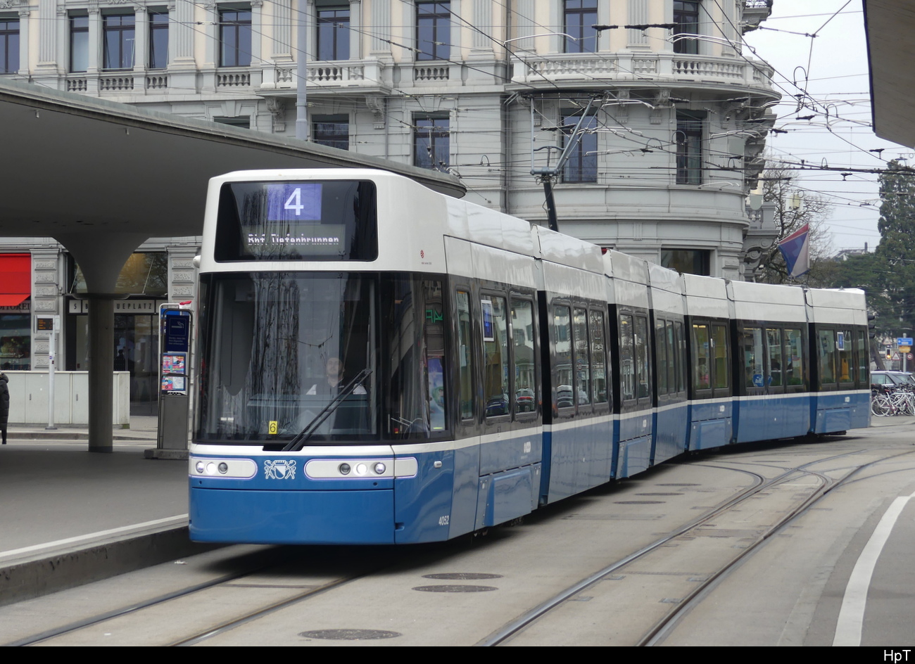 VBZ - Tram Be 6/8 4052 unterwegs auf der Linie 4 in Zürich am 17.12.2023