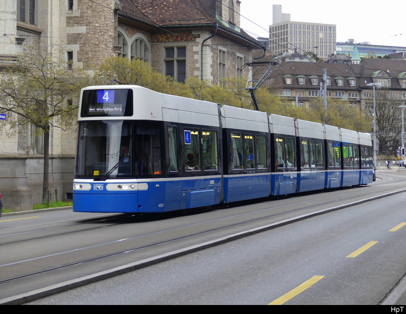 VBZ - Tram Be 6/8  4020 unterwegs auf der Linie 4 in Zürich hinter dem SBB HB Zürich am 29.03.2024