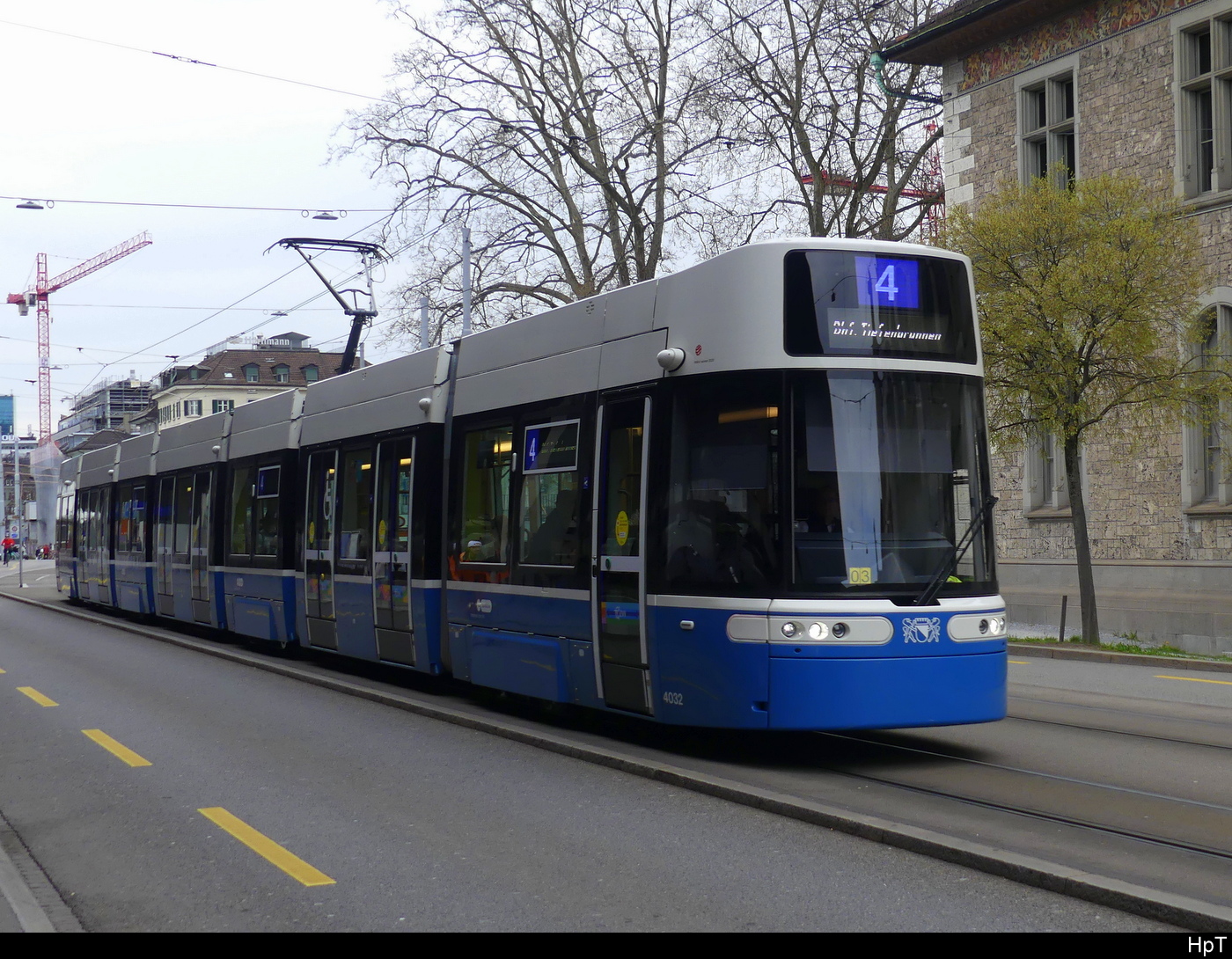 VBZ - Tram Be 6/8  4032 unterwegs auf der Linie 4 in Zürich hinter dem SBB HB Zürich am 29.03.2024