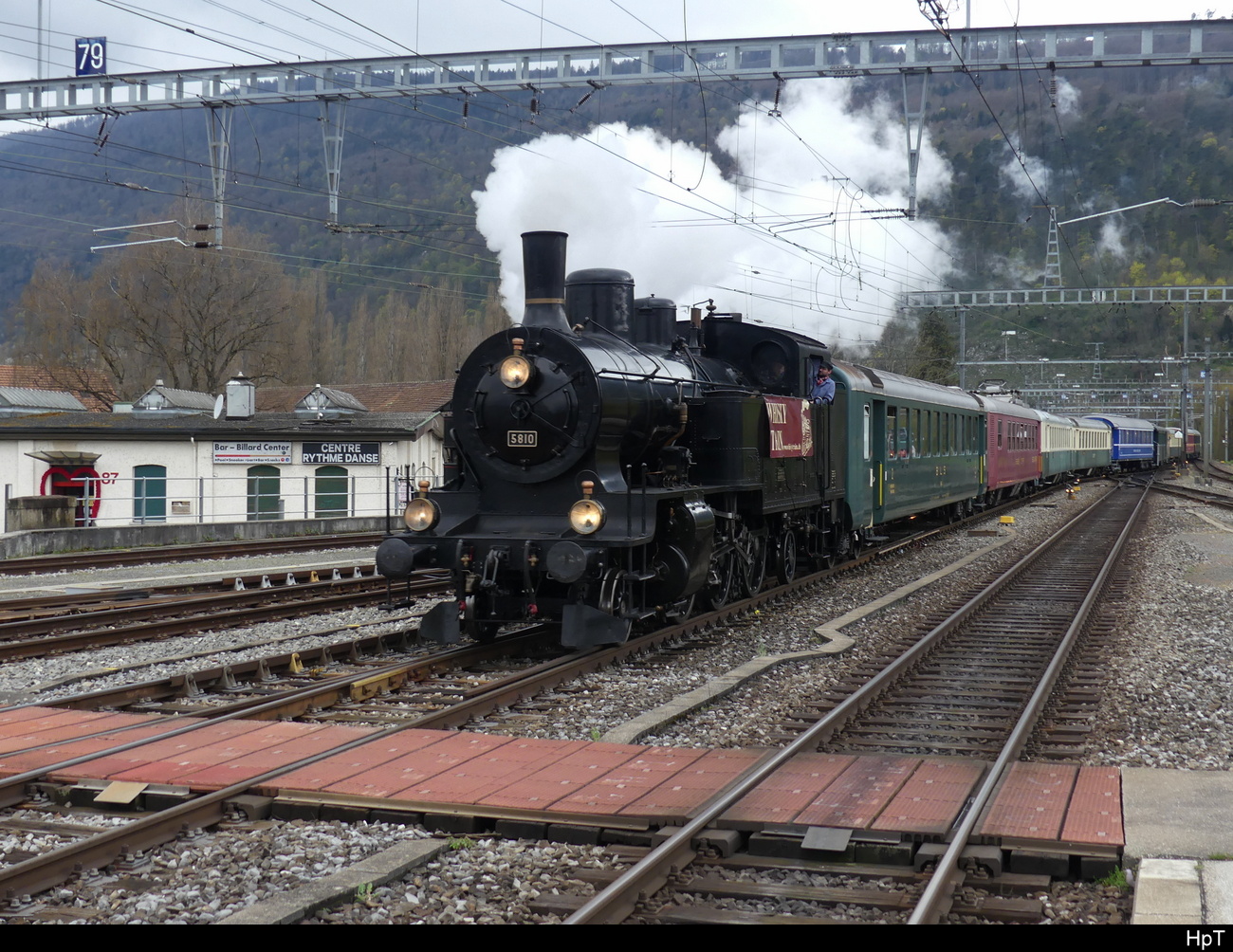 VDBB - Eb 3/5  5810 unterwegs für den Whisky Zug bei der einfahrt in den Bahnhof Biel am 16.04.2023