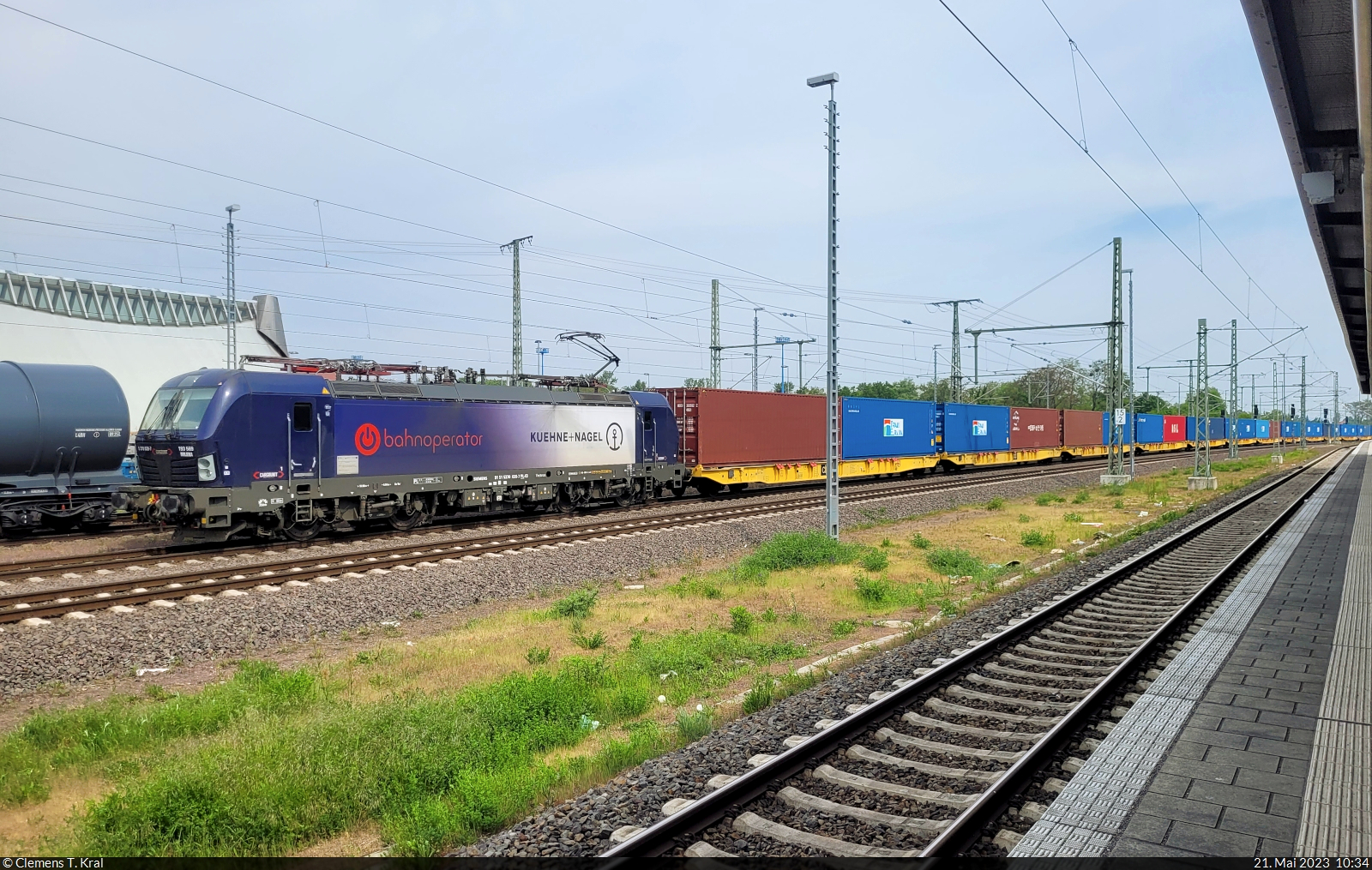 Vectron mal drei in Magdeburg Hbf (3/3):
5370 039-7 (193 569  Milena  | 91 51 5370 039-7 PL-ID | Siemens Vectron) zieht mit Containern an einem Kessel- und einem Schwellenzug Richtung Braunschweig vorbei, die ebenfalls mit Siemens Vectron bespannt sind.

🧰 CARGOUNIT Sp. z o.o. | Industrial Division Sp. z o.o. (ID), vermietet an Bahnoperator Polska sp. z o.o. (Bahnoperator GmbH)
🕓 21.5.2023 | 10:34 Uhr