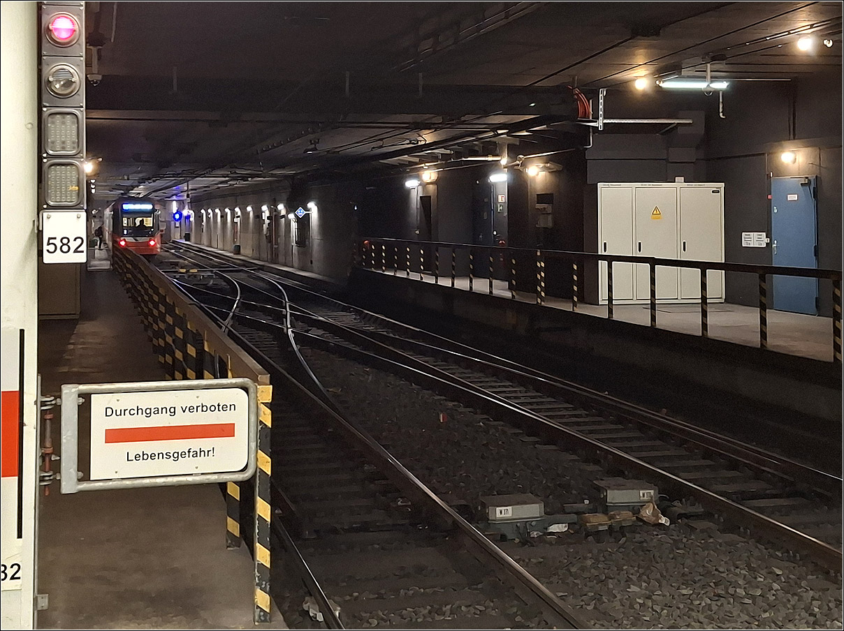 Verl�ngerung der ersten Stadtbahnstrecke in Bonn nach S�den - 

Blick in die Kehranlage der Linien 16 und 63 hinter der Station Bad Godesberg Stadthalle. 
Schon immer gibt es Planungen die Stadtbahn ab hier oberirdisch weiter bis Mehlem zu verl�ngern. Vorleistungen f�r eine Tunnelrampe gibt es wohl schon.

Nach Umstellung der Strecke im M�rz 1975 vom Bonner Hauptbahnhof bis nach Bad Godesberg Rheinallee auf Stadtbahnbetrieb, wurde die Reststrecke von dort nach Mehlem bis Dezember 1976 noch als Stra�enbahn-Inselbetrieb weitergef�hrt; die Linie 3 im Gegensatz zur Linie U3, wie die Stadtbahnlinie zun�chst bezeichnet wurde. 

13.10.2026 (M)