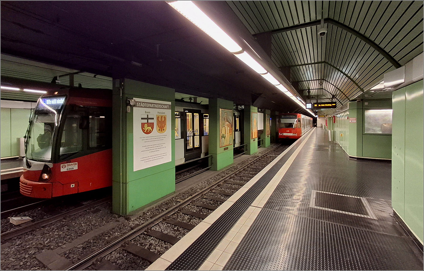 Verl�ngerung der ersten Stadtbahnstrecke in Bonn nach S�den - 

Mit dem Bau des Bad Godesberger Stadtbahntunnels wurde die Strecke bis zur Stadthalle Bad Godesberg verl�ngert. Ein Teil des Bahnhofes scheint in bergm�nnischer Bauweise gebaut zu sein. Durch die breiten Mittelst�tzen und die recht niedrige Decke macht die Station einen etwas beengten Eindruck.

13.10.2026 (M)
